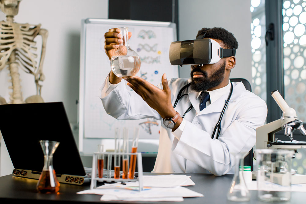 Médico Esperto Com a Tecnologia Da Realidade Aumentada E Virtual  Concentrada Foto de Stock - Imagem de virtual, estudar: 103998384